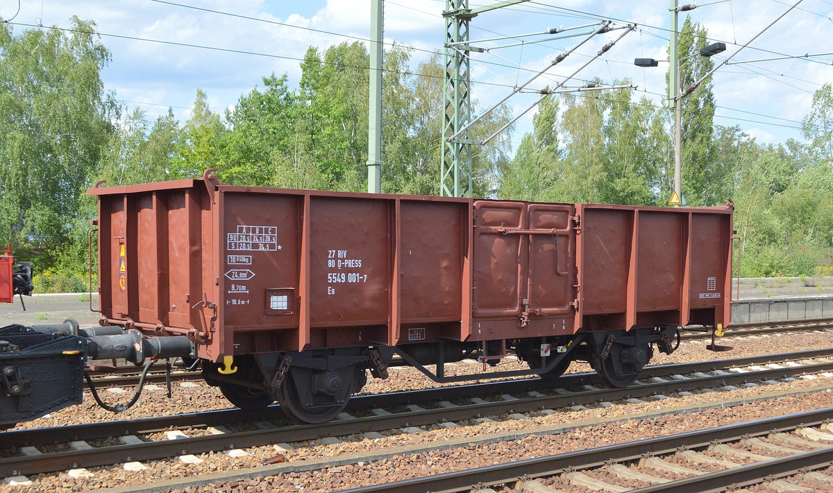 Als Schutzwagen fungierend ein zweiachsiger Offener Güterwagen von PRESS mit der Nr. 27 RIV 80 D-PRESS 5549 001-7 Es bei einer Überführungsfahrt am 08.08.19 Bahnhof Flughafen Berlin Schönefeld.