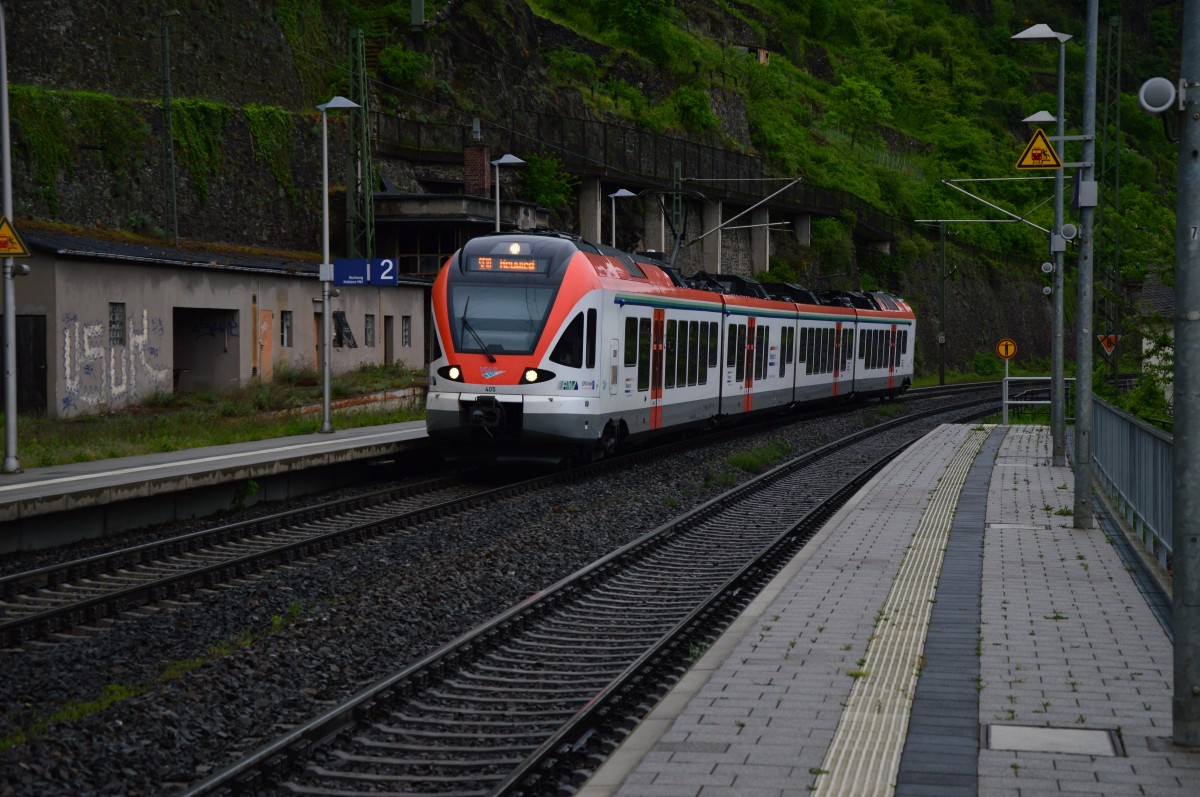 Als SE10 kommt der VIAS Triebwagen 405 in Sankt Goarshausen am Abend des 3.5.2015 nach Neuwied eingefahren.