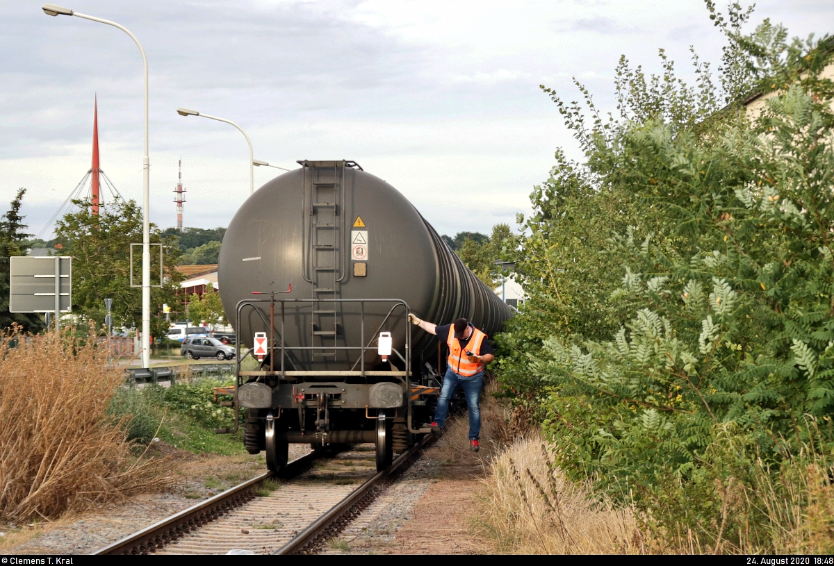 Als sich der leere Kesselzug mit 159 208-8 (Stadler Eurodual 2159) der Trothaer Straße in Halle (Saale) nähert, springt der Rangiermitarbeiter vom ersten Wagen, um die Schranken des Bahnübergangs (Bü) per Schlüssel zu senken.

🧰 Railco a.s.
🚝 DGS 95639 Sangerhausen–Halle-Trotha
🚩 Hafenbahn Halle-Trotha
🕓 24.8.2020 | 18:48 Uhr