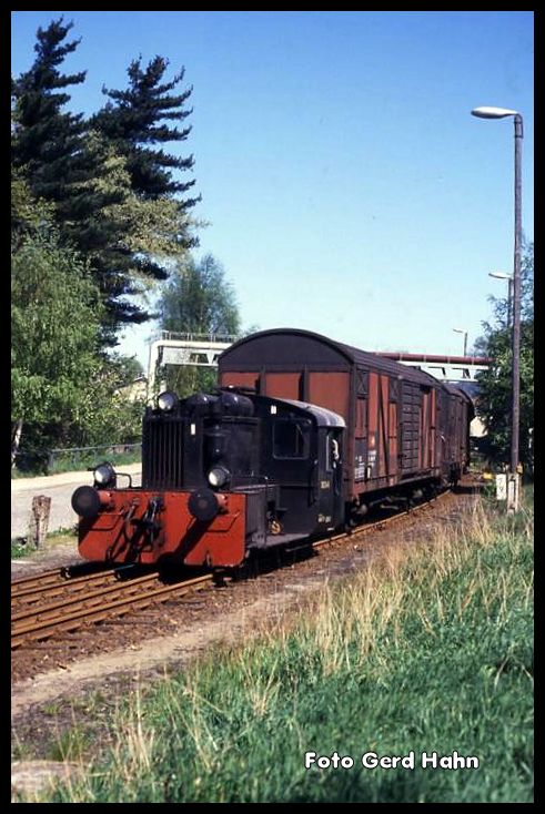 Als sich die Schranken in Groß Schönau am 1.5.1990 schlossen, ahnte ich nicht, was da kommen würde. Die örtliche Rangierlok 100214 ließ sich kurz blicken, kam bis zum BÜ und verschwand kurz darauf wieder. Wenig später kam sie mit ein paar Güterwagen auf dem Gegengleis zurück. Währenddessen warteten wir geduldig vor der geschlossenen Schranke!