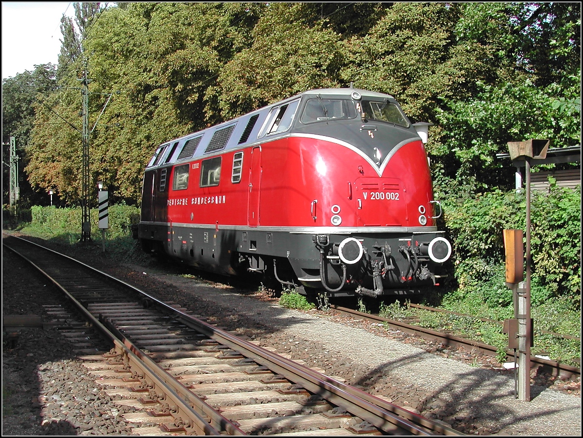 Als sie noch lebte. V200 002 glänzt wie eine Speckschwarte in der Sonne des 11. September 2005, geparkt auf dem Stumpengleis des Haupbahnhof Konstanz, zwischen Konzilsgebäude, Stadtgarten und altem Rathaus. 

(Ersatz für ein altes 800-Pixel-Bild)