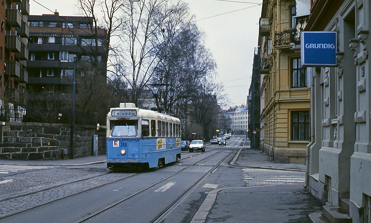 Als Solotriebwagen fährt der Osloer SM-53 248 im April 1988 nach Sinsen