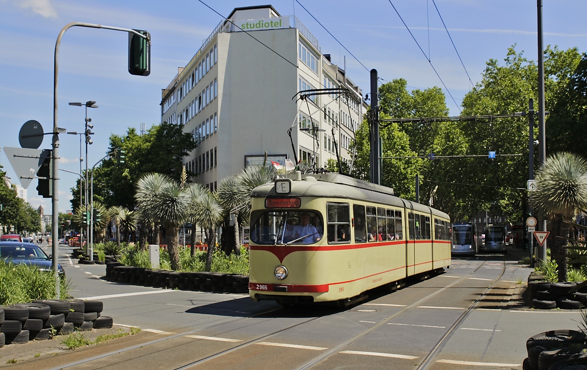 Als Sonderzug vom Düsseldorfer Hauptbahnhof in den Stadtteil Hamm überquert der GT8 2965 am 09.06.2019 den Stresemannplatz, den die Düsseldorfer Künstlerin Tita Giese 2007 mit Yuccapalmen und Autoreifen im Stil einer  mittelamerikanischen Verkehrsinsel  umgestaltete
