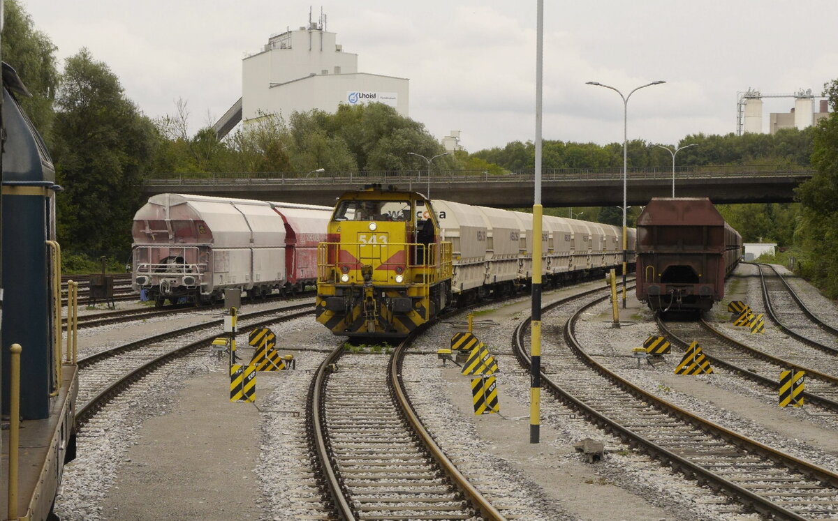 Als der Sonderzug in das Rheinkalk-Werksgelände einfuhr, wartete Lok 543 der EH (275 845) mit einem beladenen Kalkzug auf die Ausfahrt Richtung Lintorf - Duisburg (26.9.21).