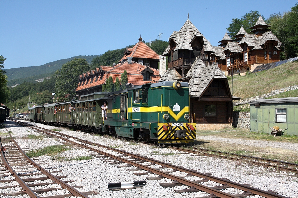 Als SRB-SV 740-101 angeschriebene (sollte eigentlich 745-101 sein) Lok der Type FAUR L45H am 11.August 2026 in der Stanica Mokra Gora.