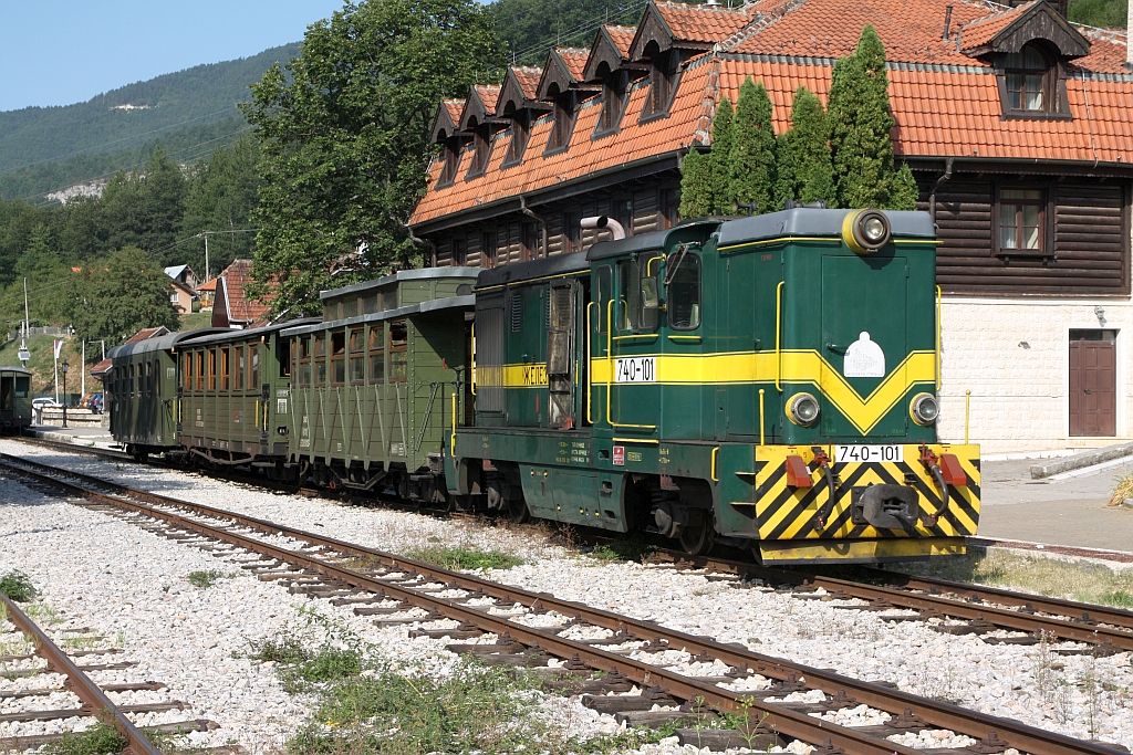 Als SRB-SV 740-101 angeschriebene (sollte eigentlich 745-101 sein) Lok der Type FAUR L45H am 12.August 2026 beim Verschub in der Stanica Mokra Gora.