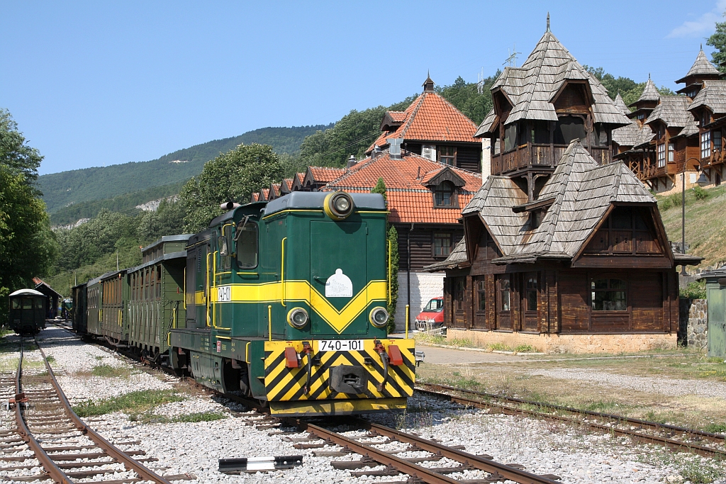Als SRB-SV 740-101 angeschriebene (sollte eigentlich 745-101 sein) Lok der Type FAUR L45H am 12.August 2026 beim Verschub in der Stanica Mokra Gora.