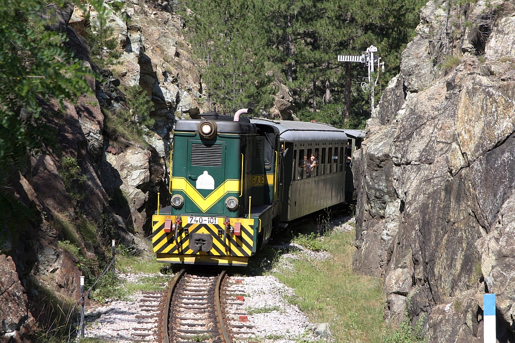 Als SRB-SV 740-101 angeschriebene (sollte eigentlich 745-101 sein), Lok der Type FAUR L45H mit dem zweiten Zug von Sargan-Vitasi nach Mokra Gora am 13.August 2026 kurz vor der Stanica Jatare.