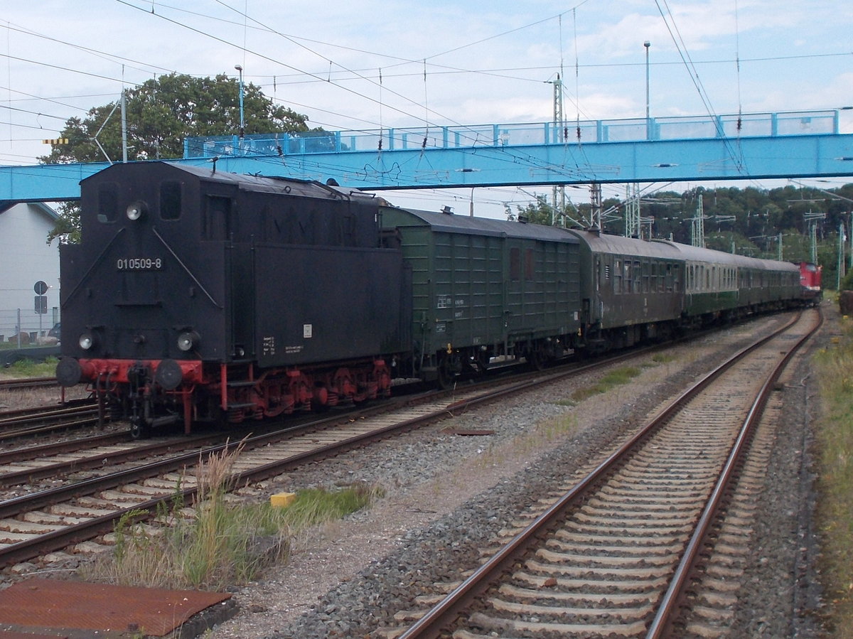 Als Steuerwagen wurde der Loktender von 01 0509,am 03.August 2017,beim Rangieren in Bergen/Rügen eingesetzt.Die Überführung kam von Putbus und fuhr mit der MTEG 112 703 und der 86 1333 nach Stralsund.Einen Tag später und das Wochenende fuhren beide Loks zwischen Stralsund und Barth.