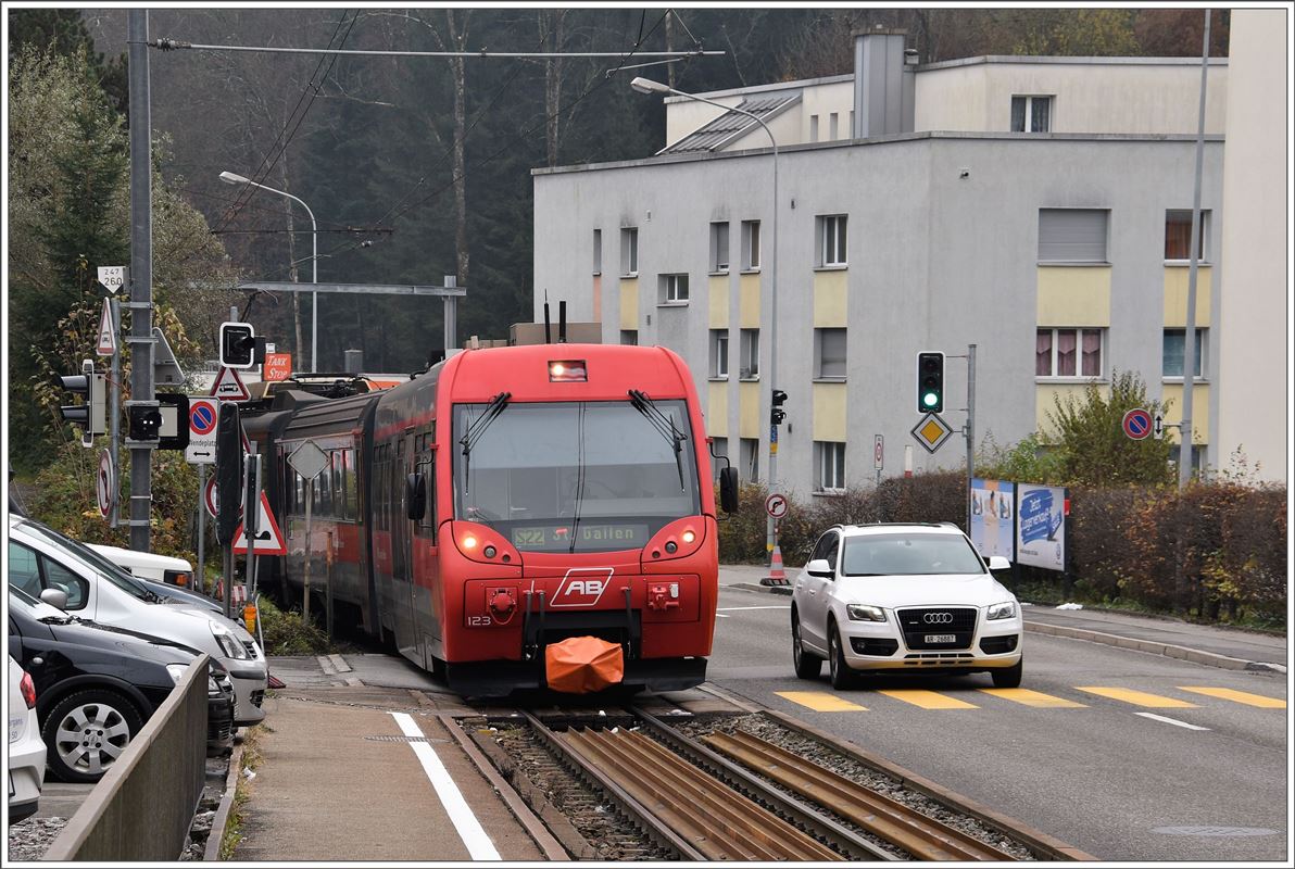 Als strassenbahnähnlicher Betrieb hat die Appenzeller Bahn zwischen Teufen und Riethüsli ständig gegen motorisierten Privatverkehr anzukämpfen. Riethüsl S22. (13.11.2016)