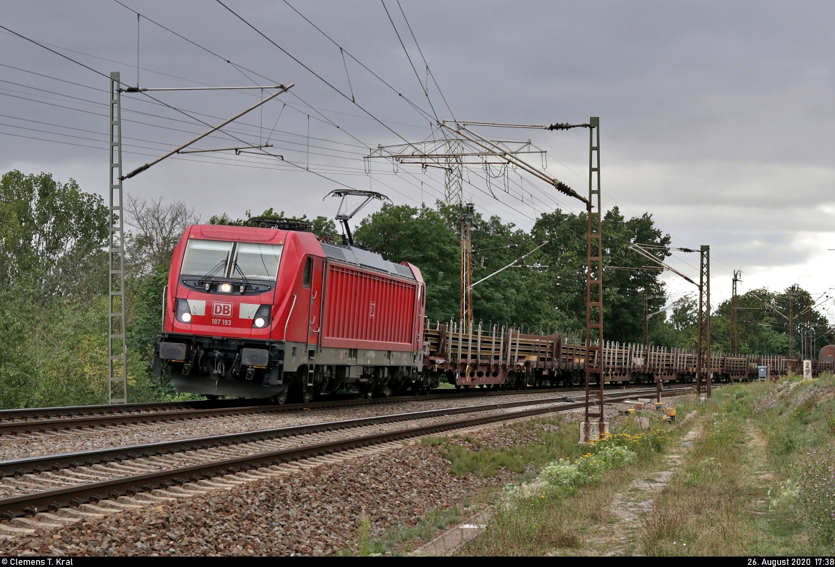 Als das Sturmtief Kirsten aufzieht, befährt ein gemischter Gz mit 187 193-8 den Abzweig Saalebrücke in Halle Südstadt (Bft Südstadt Sa) Richtung Halle Rosengarten.
Auch wenn der Zugverkehr nach dem Verlassen der Fotostelle etwas weniger wurde (meistens ist es andersherum), rollte es doch für den Rest des Tages, sodass keine Sperrungen nötig waren.

🧰 DB Cargo
🚩 Bahnstrecke Halle–Hann. Münden (KBS 590)
🕓 26.8.2020 | 17:38 Uhr