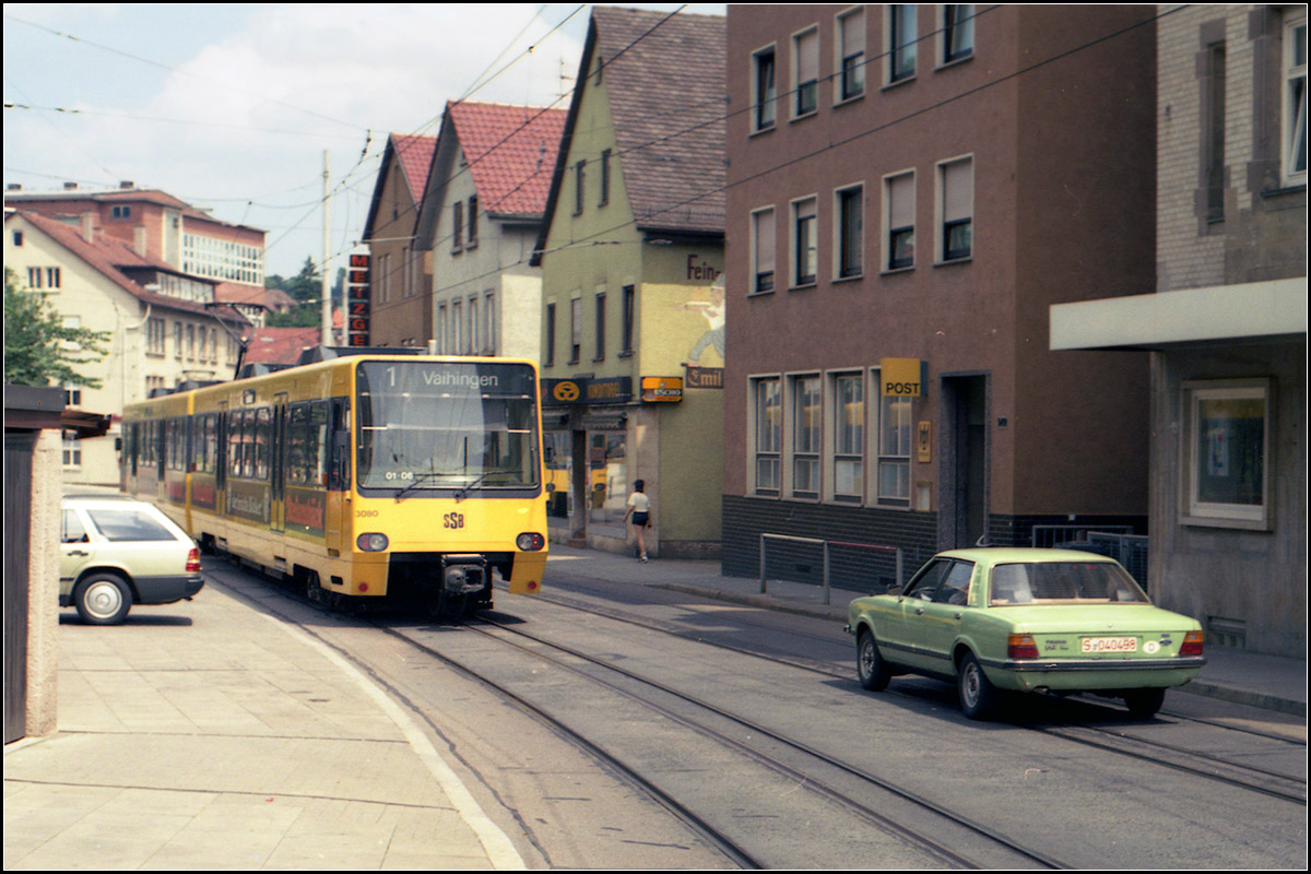 Als die Stuttgarter Stadtbahn noch jung war -

Für Straßenbahnfotografen sind die straßenbündigen Strecken natürlich fotogener als Bahnkörperstrecken, hier in Stuttgart insbesondere damals auch der Kontrast zwischen der wuchtigen Stadtbahn und der engen Straße.
Der Stadtbahnzug der Linie 1 nach Vaihingen fährt durch die Böblinger Straße in Heslach kurz vor der Haltestelle Bihlplatz.

Scan vom Farbdia, Ende der 1980iger Jahre