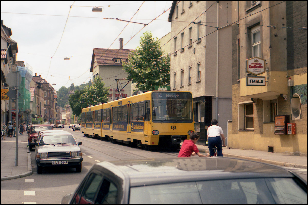 Als die Stuttgarter Stadtbahn noch jung war -

Die Bahn der Linie 4 hat die Haltestelle 'Schreiberstraße' und fährt vorsichtig die Böblinger Straße in Heslach hinauf. 

Scan vom Farbdia, Ende der 1980iger Jahre