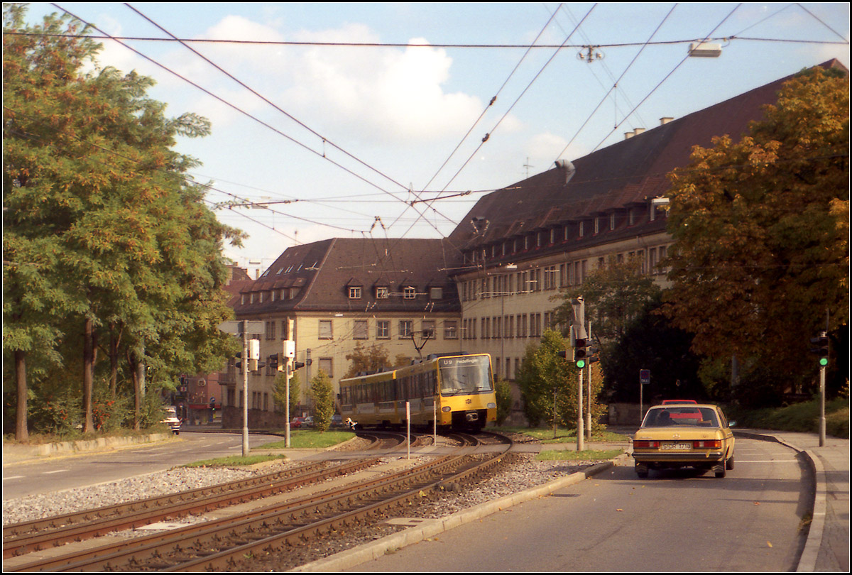 Als die Stuttgarter Stadtbahn noch jung war - 

Von 1989 bis 1994 waren die dreischienigen Gleise durch den Stuttgarter Westen für den Mischbetrieb der Linie U9 und der Straßenbahnlinie 4 notwendig. Hier ein Nachschuss auf eine U9 zwischen den Haltestellen 'Schwab-/Bebelstraße' und 'Schloß-/Johannesstraße' in diesem dicht bebauten Stadtteil.

Scan vom Farbnegativ, 1989