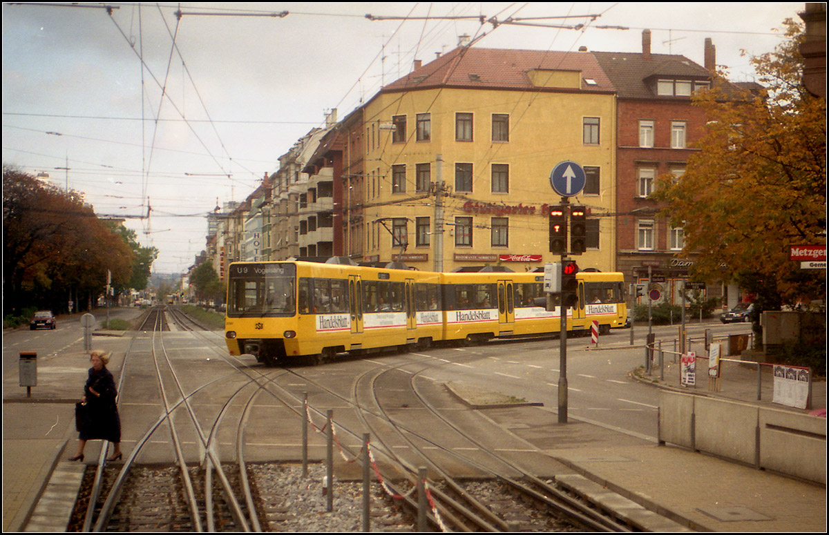 Als die Stuttgarter Stadtbahn noch jung war -

An der Haltestelle 'Stöckach' biegt eine Zug der U9 von der Hackstraße in die Neckartalstraße. Links im Hintergrund ist eine Straßenbahn der Linie 2 an der Haltestelle 'Metzstraße' zu sehen. Fotostandpunkt war die hintere Platforum einer GT4-Straßenbahn, für mich immer ein beliebte Möglichkeit die Streckenumbauten zu verfolgen.

Scan vom Farbnegativ, 1989