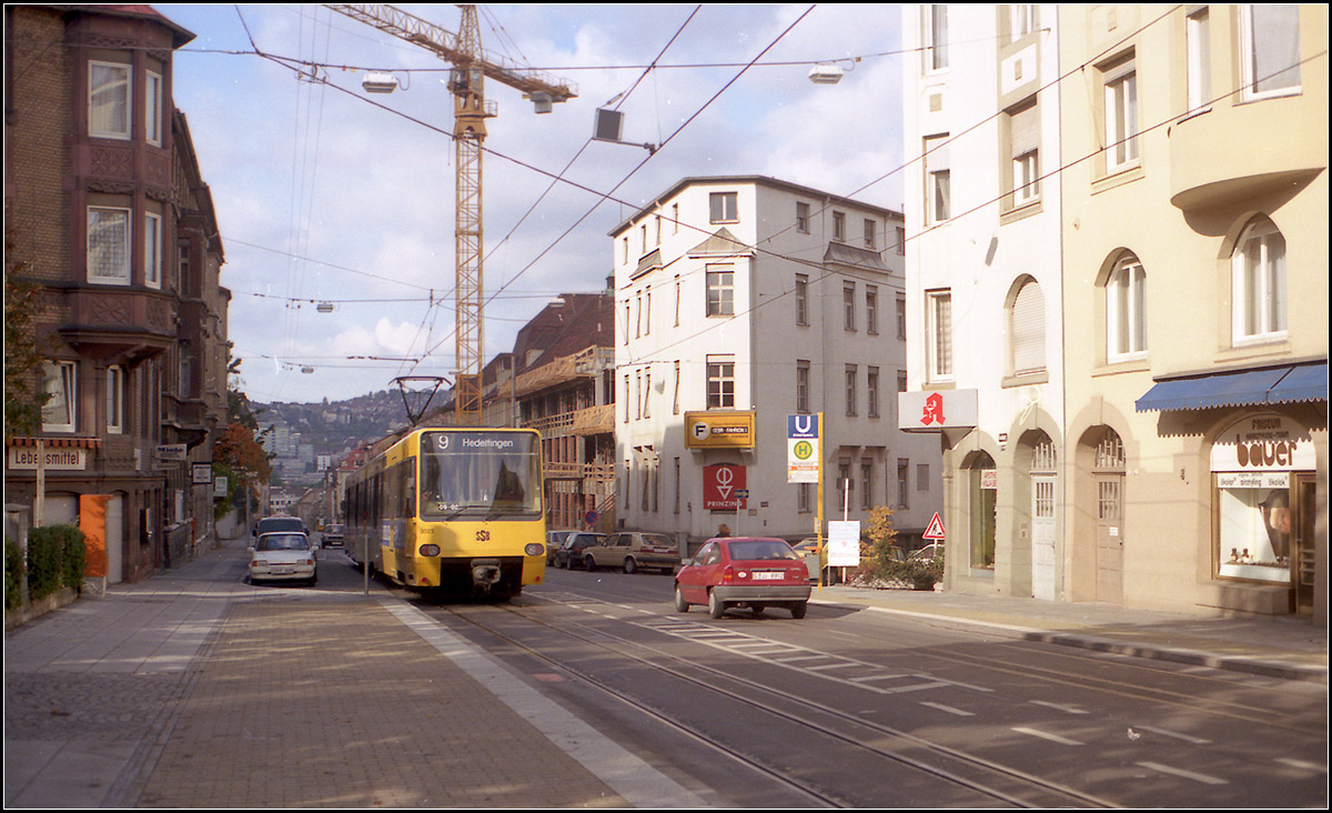 Als die Stuttgarter Stadtbahn noch jung war -

Nach der Ortsdurchfahrt Hedelfingen war der Streckenabschnitt in der Hackstraße im Stuttgarter Osten der zweite straßenbündige Abschnitt im Stuttgarter Stadtbahnnetz. Für Fotografen sind gerade diese Strecken mit am interessantesten. Der Zug der Linie 9 erreicht gleich die Haltestelle Bergfriedhof. Bis 1994 war hier Mischbetrieb mit den Straßenbahnen auf der Linie 4.

Scan vom Farbnegativ, 1989