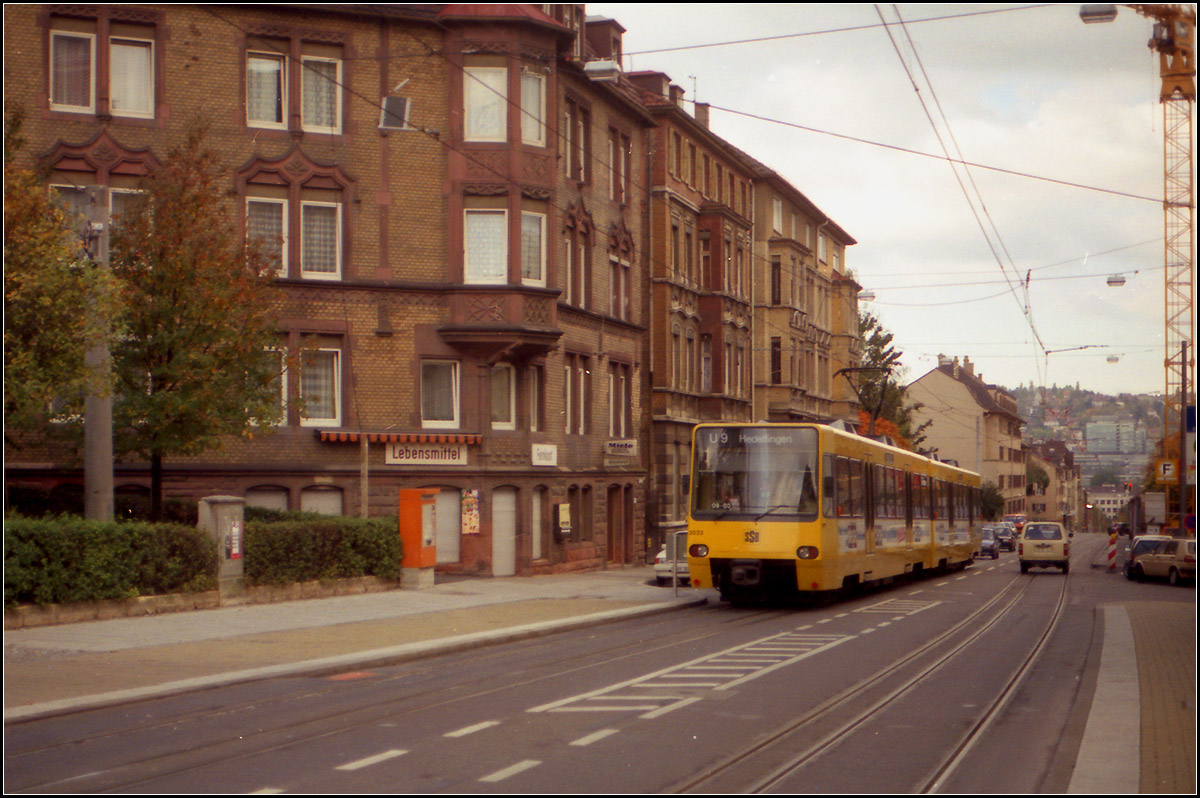 Als die Stuttgarter Stadtbahn noch jung war -

Eine weitere Aufnahme von der Hackstraße an der Haltestelle 'Bergfriedhof'. Mit Aufnahme des Stadtbahnbetriebes der Linie 9 wurde auch das 'U' vor die Liniennummer eingeführt. 

Scan vom Farbnegativ, 1989