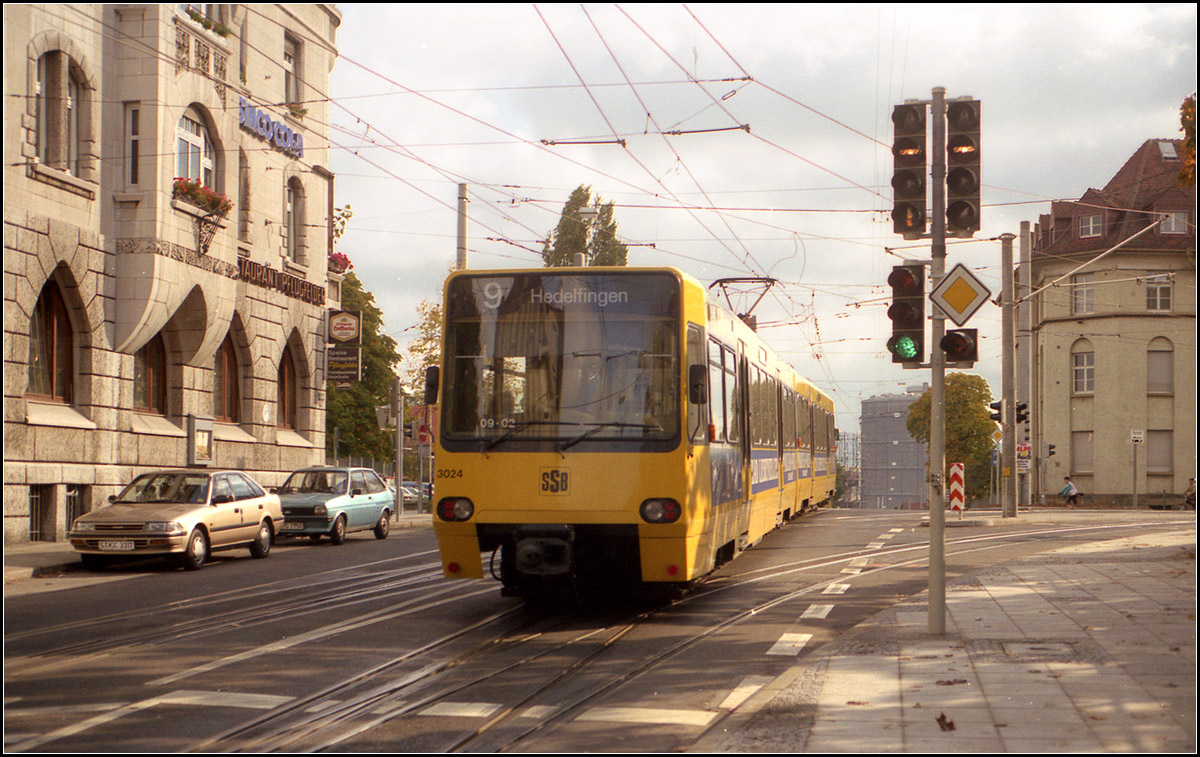 Als die Stuttgarter Stadtbahn noch jung war -

Blick von der Haltestelle 'Bergfriedhof' nach Osten in Richtung Gaskessel. Nach rechts biegt die Strecke der Linie 4 in die Ostendstraße ab. 

Scan vom Farbnegativ, 1989