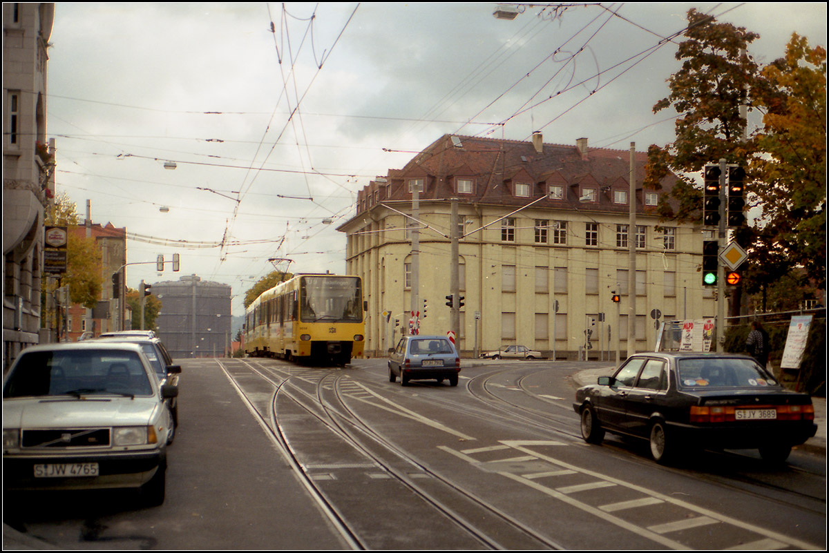 Als die Stuttgarter Stadtbahn noch jung war -

Ein Stadtbahnzug der Linie U9 auf der Kuppe hinter der Haltestelle 'Bergfriedhof'. Der Abzweig der Linie 4 und auch der folgende Abschnitt durch die Ostendstraße wurde auch gleich stadtbahngerecht ausgebaut, auf eigenem begrünten Bahnkörper.

Scan vom Farbnegativ, 1989  