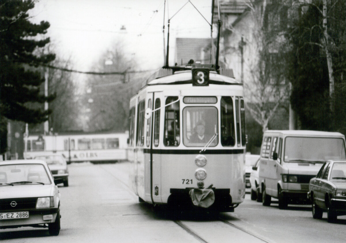 Als die Stuttgarter Straßenbahnlinie 3 noch quer durch Vaihingen gefahren ist...bog vorher schon der GT4 nach rechts ab Richtung Plieningen, während der weiter entfernte Zug nach Stuttgart in die Stadt fährt. Das war 1983. Wer als Straßenbahnfan die vielen früheren Vaihinger Straßenbahnschleifen nachspüren will, sollte eine Karte zu diesem Zweck nutzen.

 