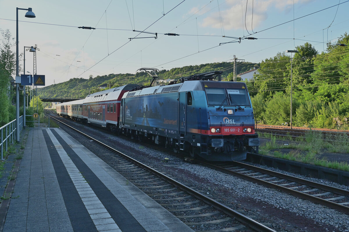 Als die SWEG den RE 10a und b vom Wendler Franz Ersatzzug bedienen ließ habe ich ihn am 1.7.2022 am Abend bei der Einfahrt in Mosbach-Neckarelz ablichten können.