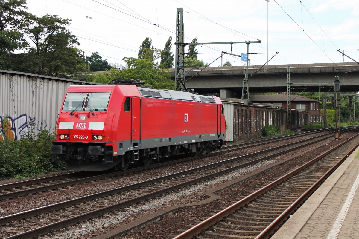 Als Tfzf fuhr 185 225-0 am 13.08.2014 durch Hamburg Harburg gen Maschen, als sie aus Richtung Hafen kam.