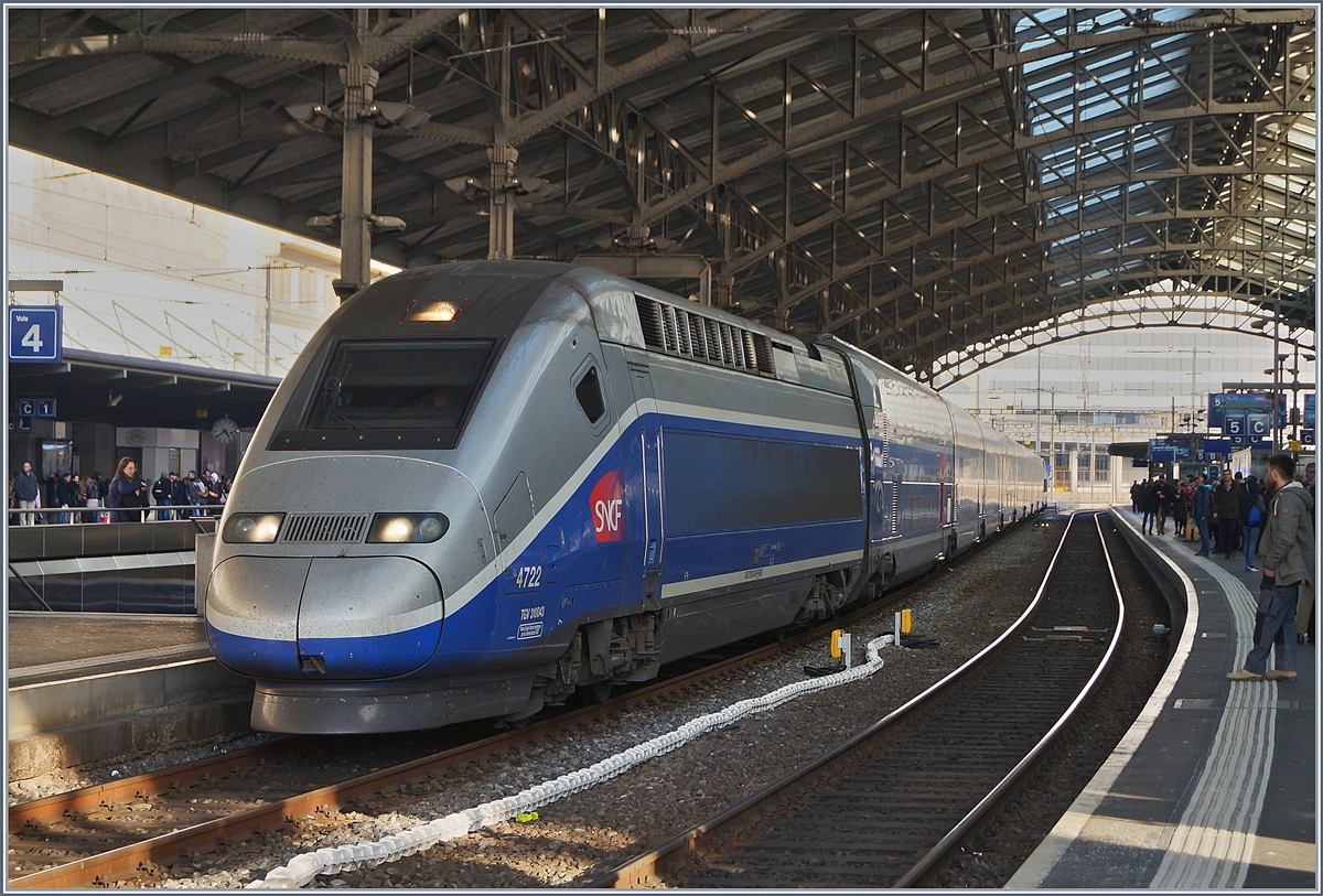 Als TGV Lyria Zugspaar 9773/9778 von Paris nach Lausanne (via Genève) und Zurück unterwegs wartet der TGV 4722 mit den Triebköpfen 310043 und 44 in Lausanne auf die baldige Abfahrt Richtung Genève.

26. Feb. 2019