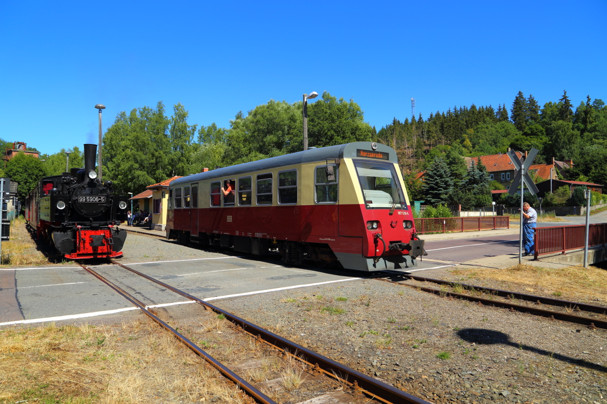 Als Triebwagen 187 019 als P8916 (Hasselfelde - Harzgerode) am Nachmittag des 07.07.2018 in den Haltepunkt Silberhütte (Anhalt) einfährt, hat nun die doch recht lange Wartezeit für 99 5906 in wenigen Minuten endlich ein Ende. Die Strecke ist jetzt frei und sie kann mit ihrem Jubiläumssonderzug die Fahrt in Richtung Stiege fortsetzen.