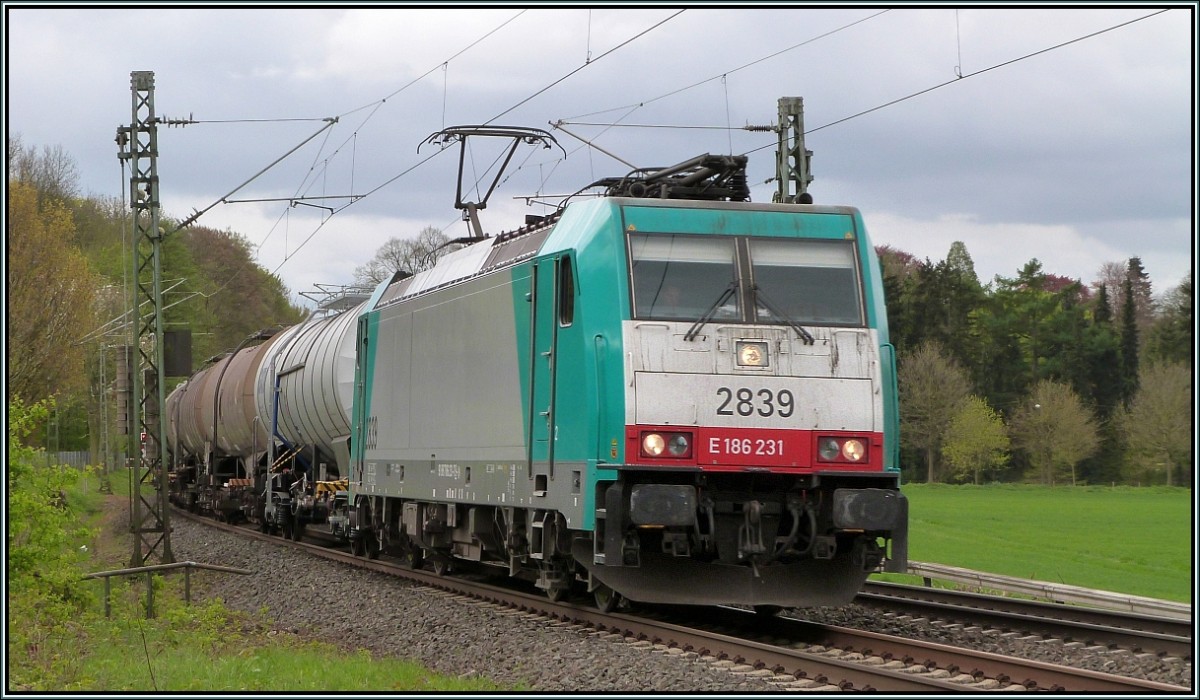 Als Umleiter auf der Kbs 485 unterwegs,die belgische 2839 mit einen langen Silowaggonzug am Haken,hier zu sehen bei Rimburg am 15.April 2014.