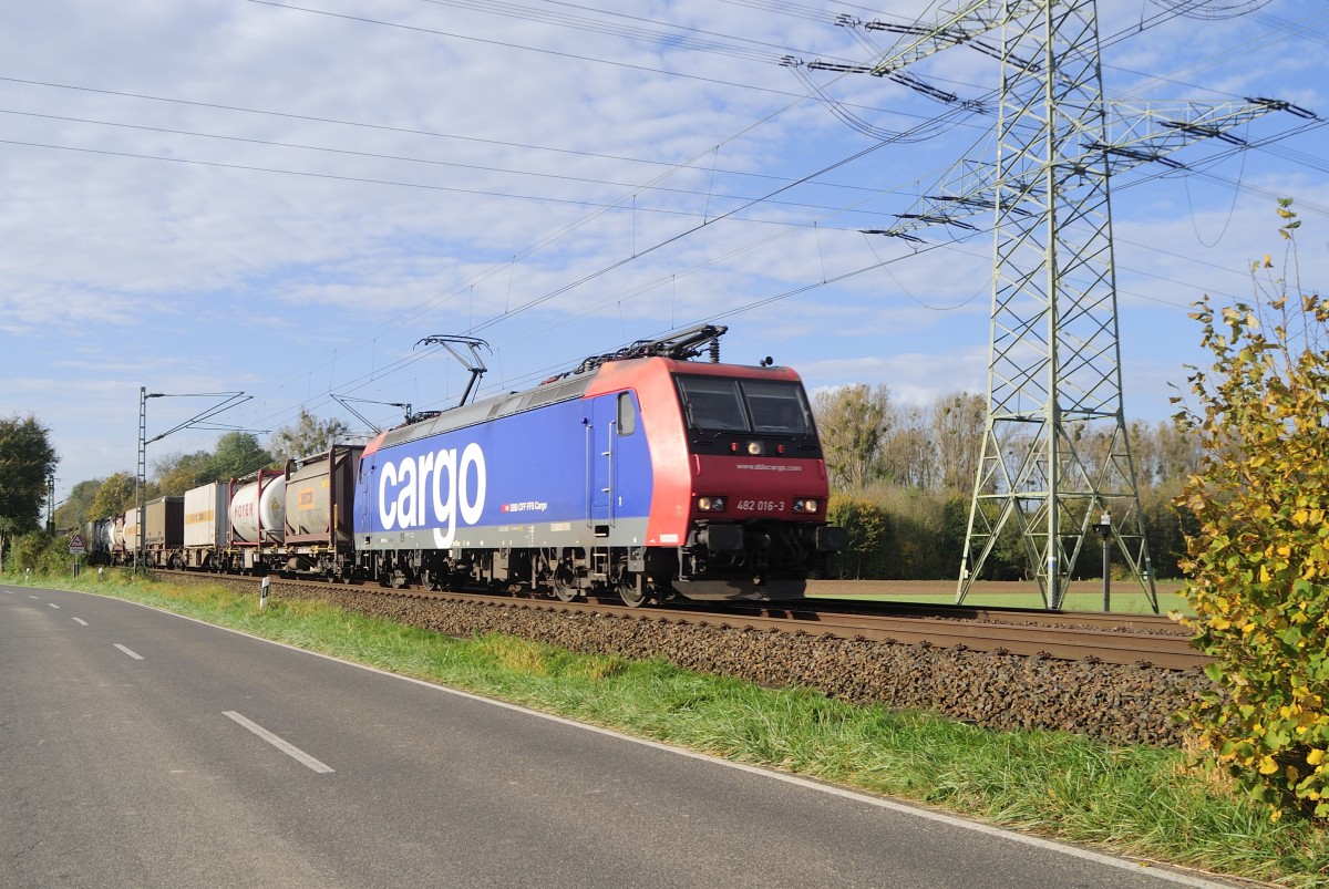 Als Umleiter kommt 482 016-3 von SBB CFF FFS Cargo, aus Aachen am 01.11.2014 auf der KBS 485, Km 29/0, Geilenkirchen/Süggerath