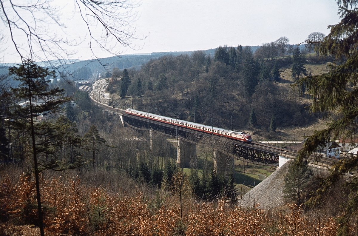 Als unerwartete Zugabe erschien kurz nach dem Schnellzug noch eine 601-Garnitur, vermutlich auf �berf�hrungsfahrt (M�hren, April 1980).