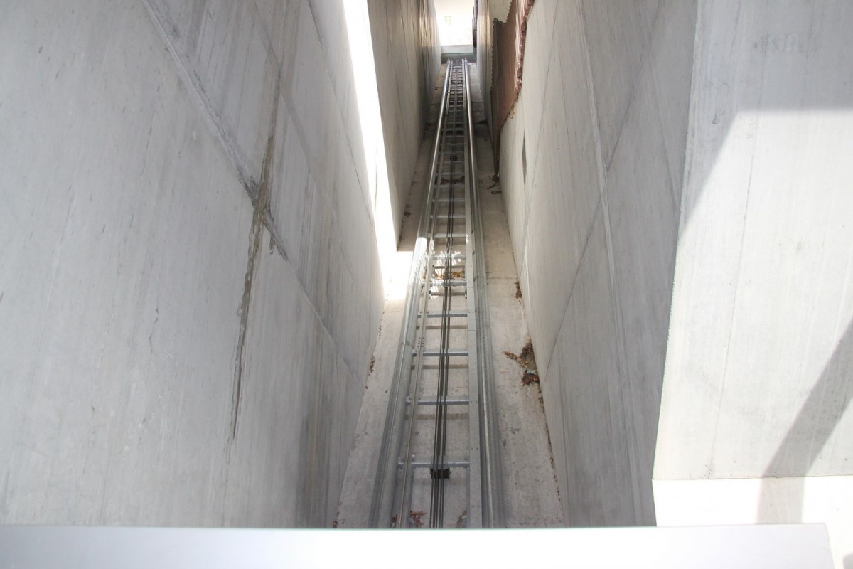 Als Verbindung zwischen den beiden Schulanlagen Plessur und Halde entstand 2011 in Chur dieses Treppenhaus mit integriertem Schrägaufzug.
Mit 47,00 Grad Steigung(107,24 %)gehört dieser Schrägaufzug zu den steilsten Anlagen der Schweiz.30.11.14