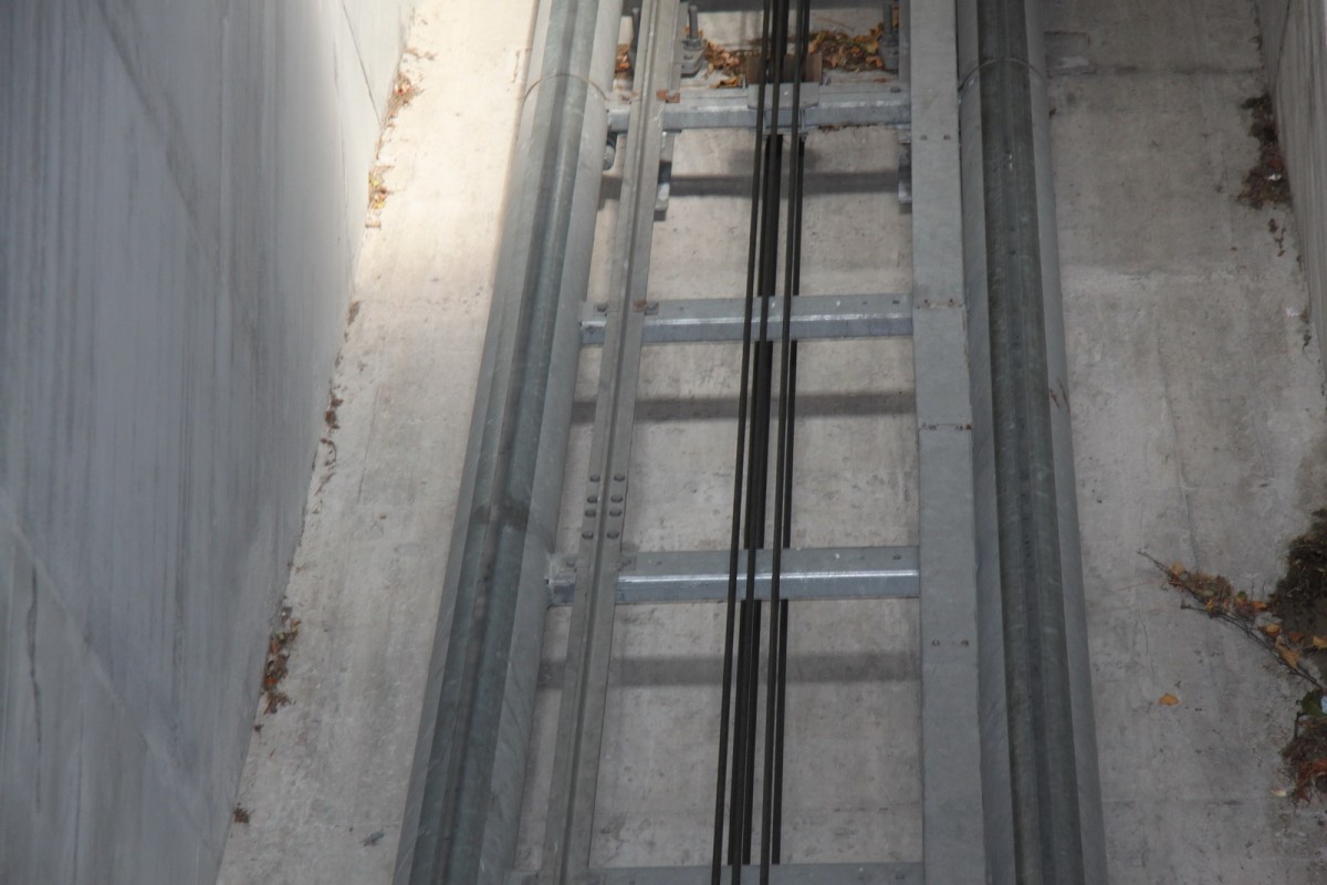 Als Verbindung zwischen den beiden Schulanlagen Plessur und Halde entstand 2011 in Chur dieses Treppenhaus mit integriertem Schrägaufzug.
Mit 47,00 Grad Steigung(107,24 %)gehört dieser Schrägaufzug zu den steilsten Anlagen der Schweiz.30.11.14