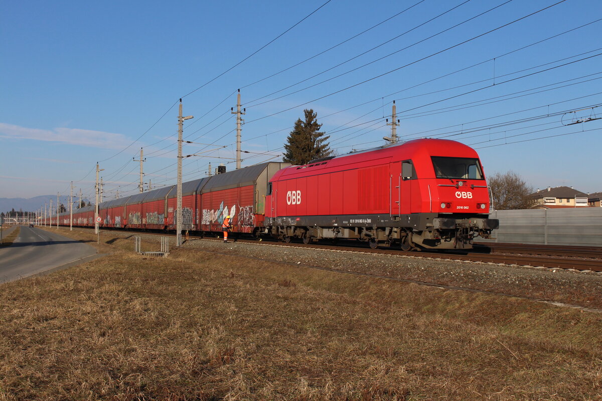 Als Verschubreserve Kal2 steht die 2016 062 mit einem beladenen Autozug am 12.1.2022 auf dem Verbindungsgleis zwischen Kalsdorf und Kalsdorf Terminal.