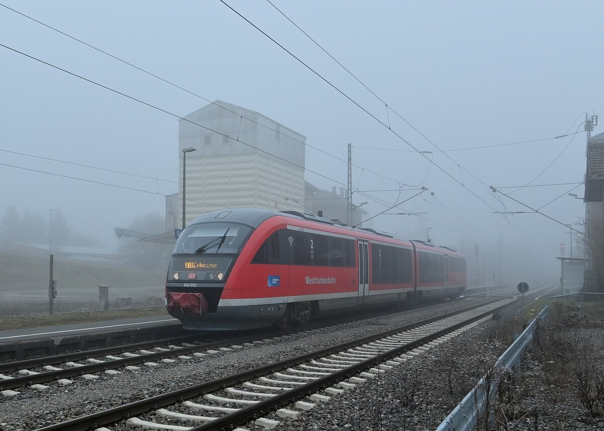 Als Verstärckerzug ist der 462 692 als RB 85 in Eubigheim eingefahren. Er ist in Weikersheim gestartet, hat dann in Lauda kopfgemacht und ist hier auf dem Weg nach Osterburken am nebeligen Dienstag den 25.1.2022