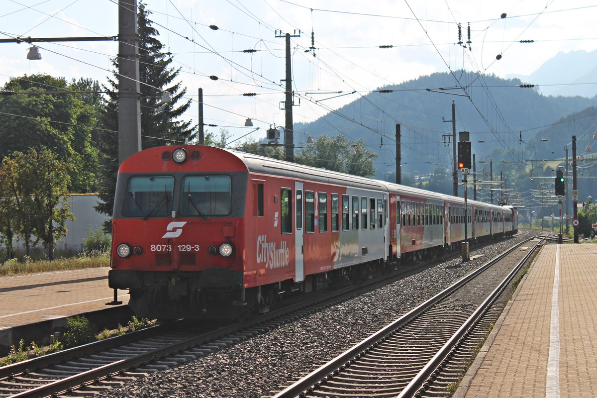 Als Verstärkerzug fuhr am 02.07.2018 der CittyShuttle-Steuerwagen 8073 129-3 zusammen mit der Schublok 1144 049 durch den Bahnhof von Fritzens-Wattens in Richtung Wörgl.