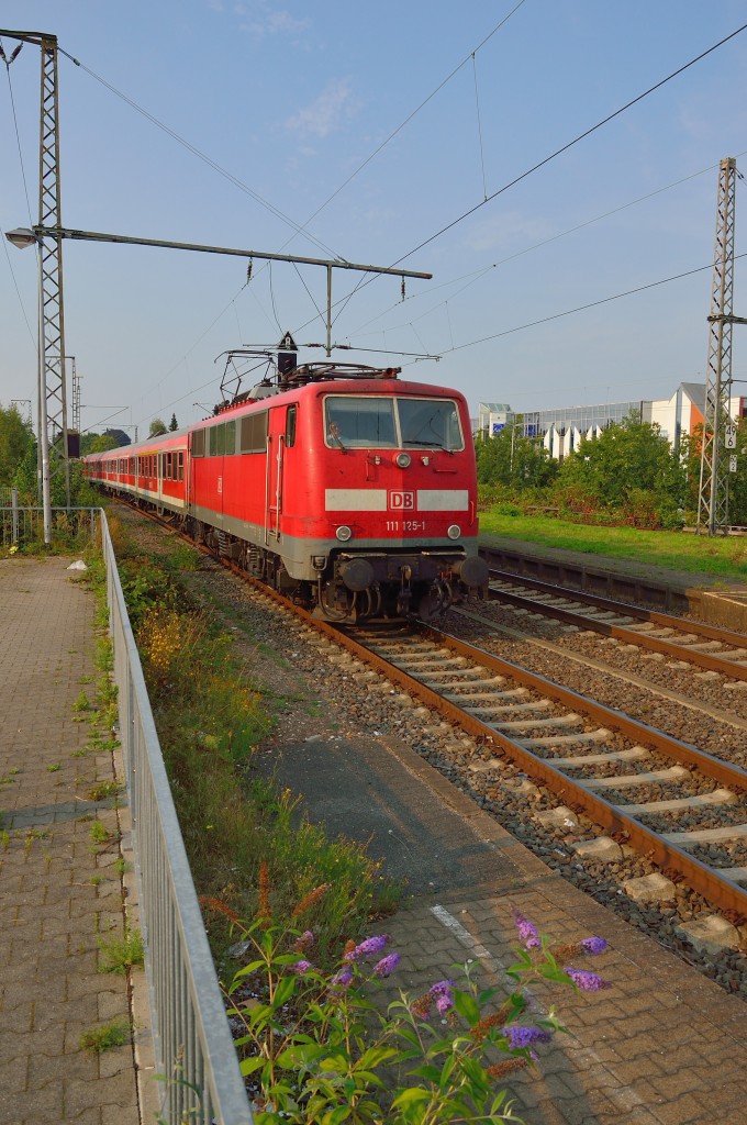 Als Verstrkerzug kommt diese RE 4 auf Gleis 4 des Rheydter Hbf eingefahren, gezogen von der 111 125-1. Bald setzt sie ihre Fahrt nach Aachen Hbf fort. 29.8.2013