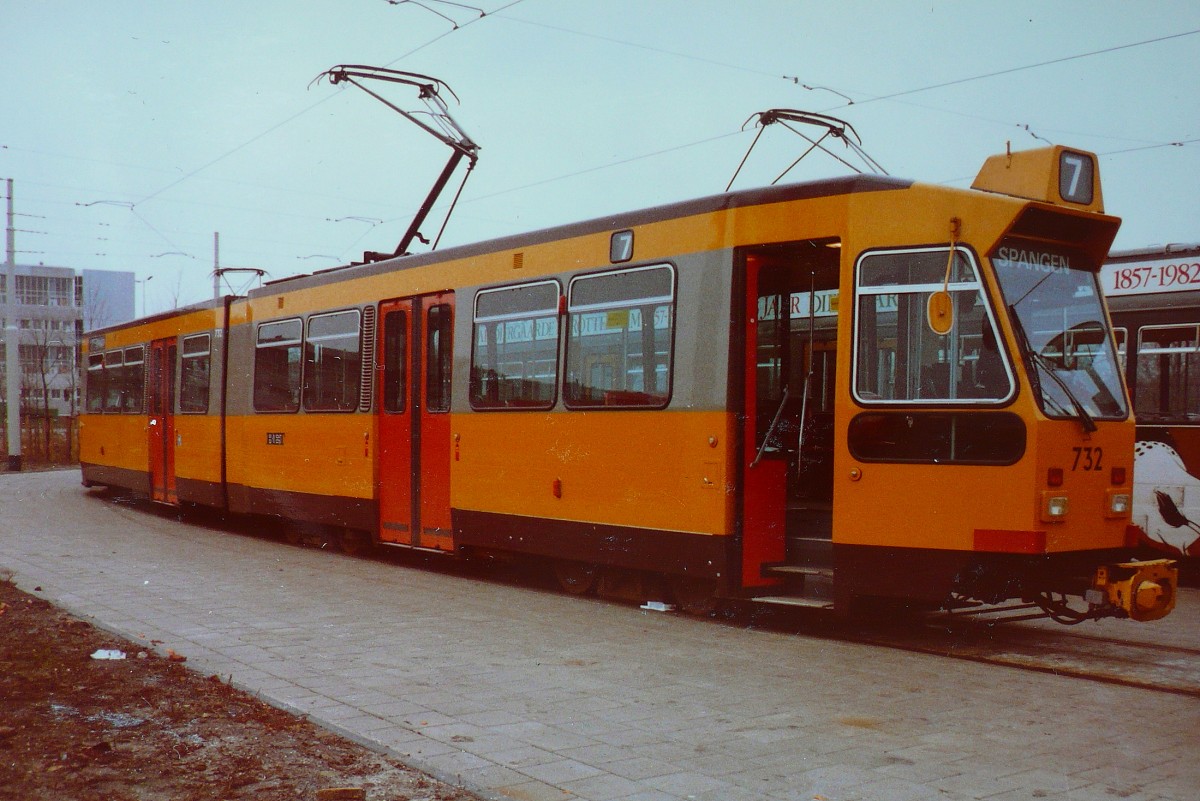 Als Versuch erhielten die ZGT 6/6 732 und 733 automatische Kupplungen.
Hier der 732 (Vorne Scharfenbergkupplung/hinten BSI-Kupplung) bei der Endhaltestelle Woudestein am 22.12.1984.
