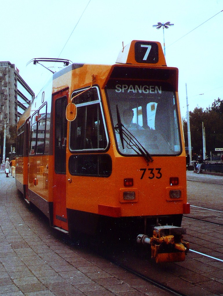 Als versuch erhielten die ZGT 6/6 732 und 733 automatische Kupplungen.
Hier der 733 (Vorne BSI-Kupplung/hinten Scharfenbergkupplung)bei der Haltestelle
Centraal station am 16.06.1984.
