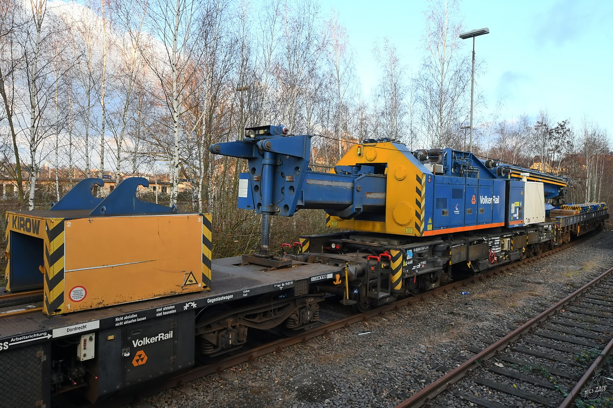 Als vorweihnachtliche Überraschung stand Mitte Dezember 2018 der Gleisbaukran Kirow KRC 1200 NS von Volkerrail in der Nähe des Hattinger Bahnhofes.