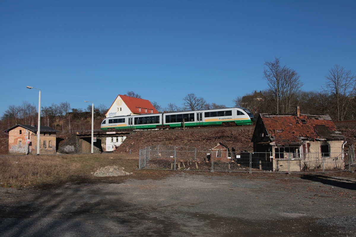 Als VT26 am 24.02.2014 als VBG81170 die alte Brücke über die Reichenbacher Str. in Plauen/Vogtl. passiert, waren die Vorbereitungsarbeiten für den Bau des neuen Hp Plauen Mitte und der neuen Brücke schon in Gange. Zuvor wurde das Gelände im Vordergrund gerodet und dieser Blick erst möglich.   