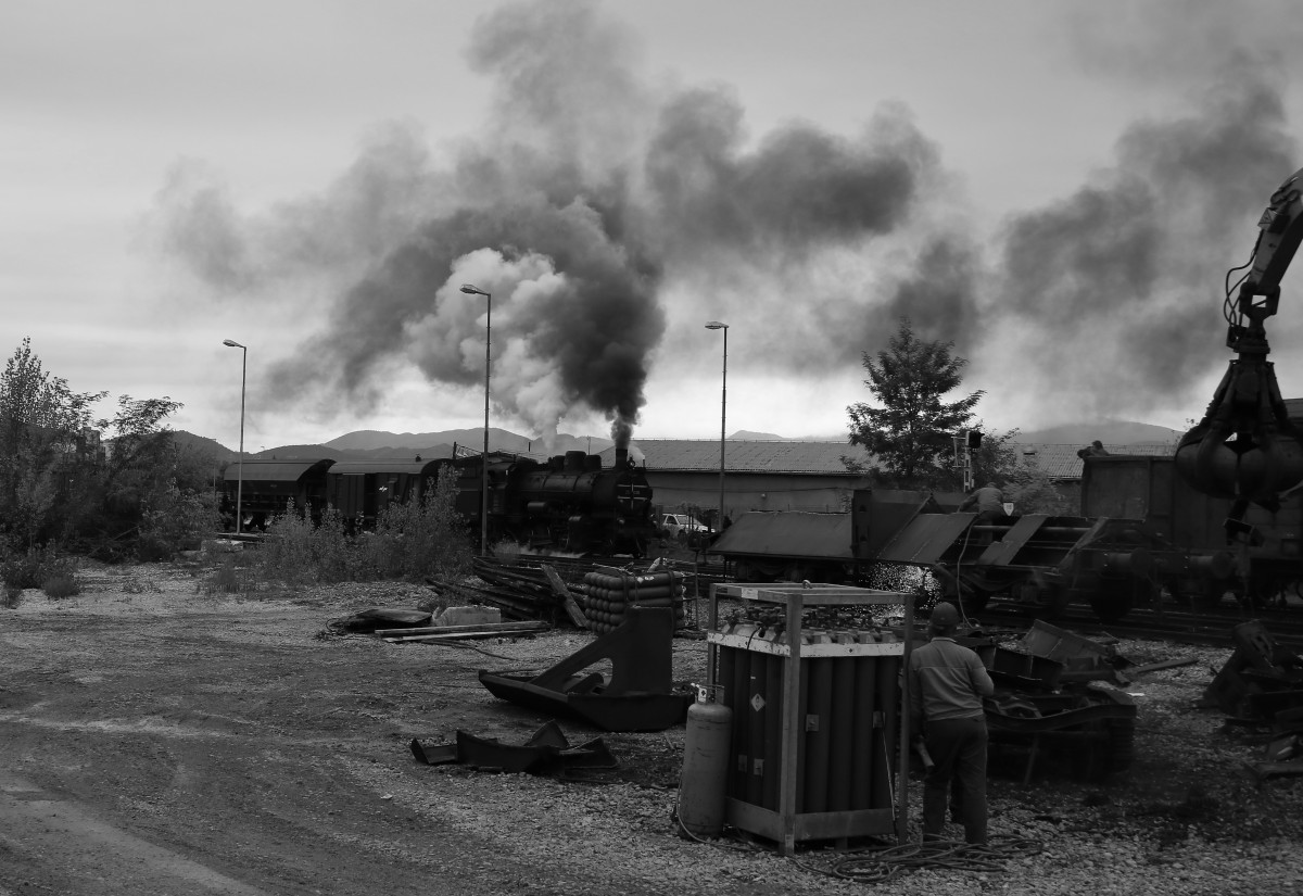 Als wäre die Zeit stehen geblieben fühlten wir uns Gestern ( 24.09.2015)  bei unserem Besuch im benachbarten Slowenien. Perfekt Inszeniert dampfte ein Fotogüterzug gezogen von 25.026 durch das Industriegebiet nahe Celje. 