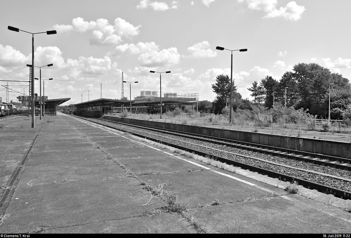 Als wäre die Zeit stehen geblieben...
Blick auf einen Teil der Bahnsteiganlagen des Bahnhofs Berlin-Schönefeld Flughafen. Die Gleise 5, 7 und 9 werden nicht mehr genutzt und der Natur überlassen. Nur ein paar kleine Details verraten, dass das Bild in der Gegenwart aufgenommen wurde.
[18.7.2019 | 11:22 Uhr]