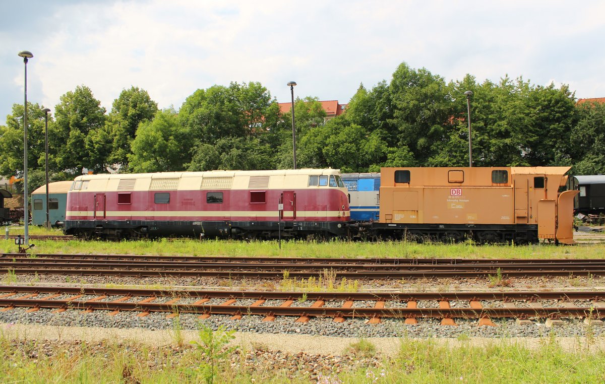 Als wäre die Zeit stehengeblieben. 228 714 (V180 314) stand sehr schön mit dem Meininger zu ablichten am 24.07.16 in Ilmenau.