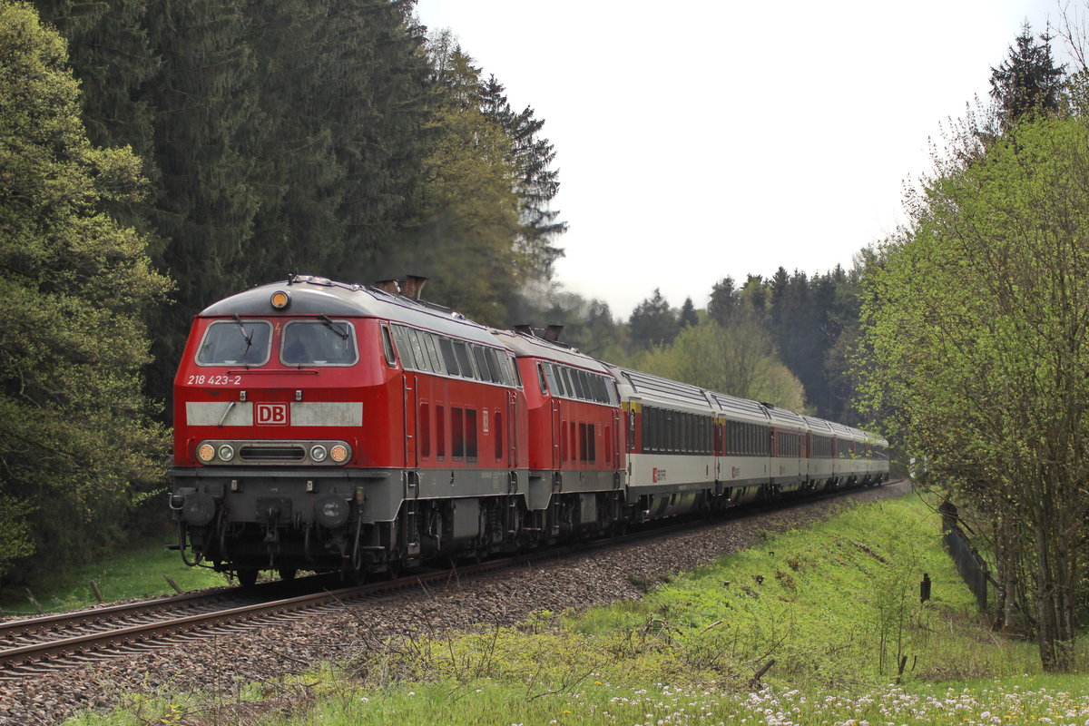 Als die Welt der Eisenbahn im Allgäu noch in Ordnung war...
Im April 2016 wurden die Eurocitys zwischen Zürich und München über die mittlerweile elektrifizierte Strecke von Hergatz über Wangen in Richtung Memmingen umgeleitet. Damals war die Vorstellung das hier mal eine Oberleitung hängen würde noch in ferner Zukunft...