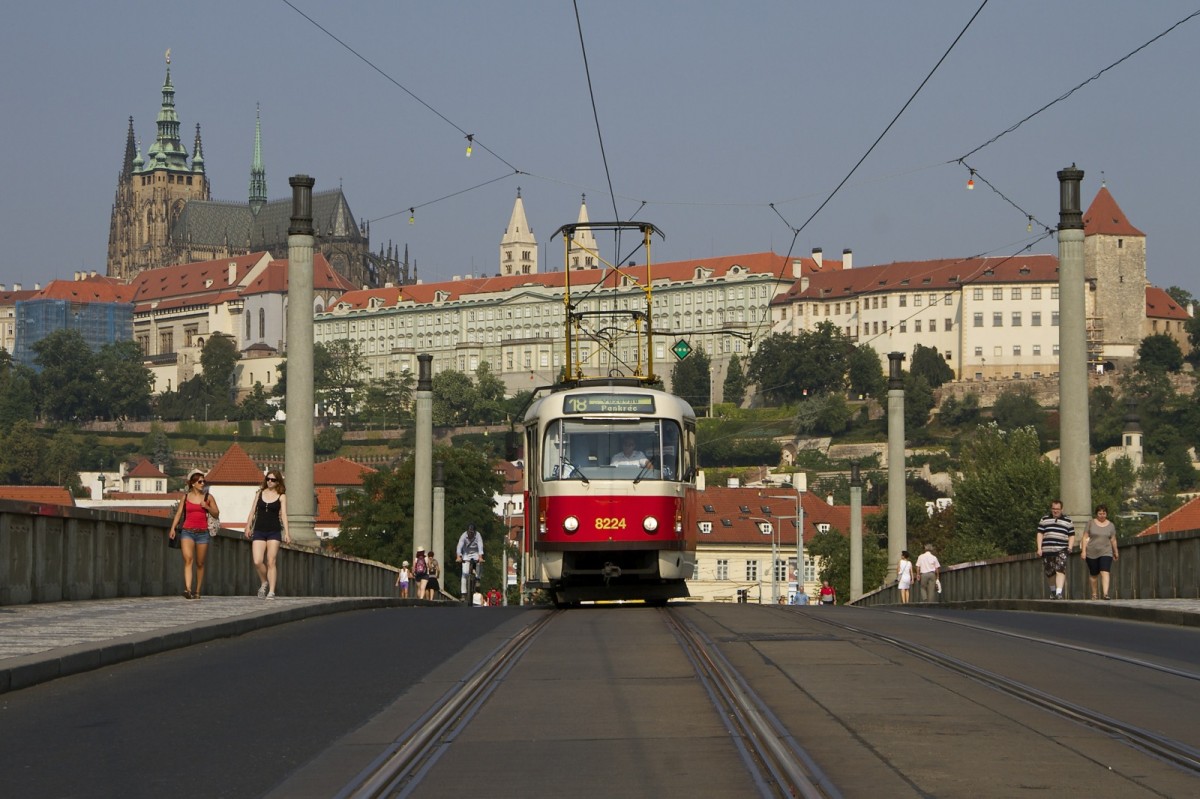 Als winzigste Line fährt die 18 über die Mánesův most. An dieser Stelle kann man morgens die Prager Burg ganz gut im Hintergrund festhalten. Am schönsten natürlich mit der alten Tatra T3. Bild vom 13.08.2015.