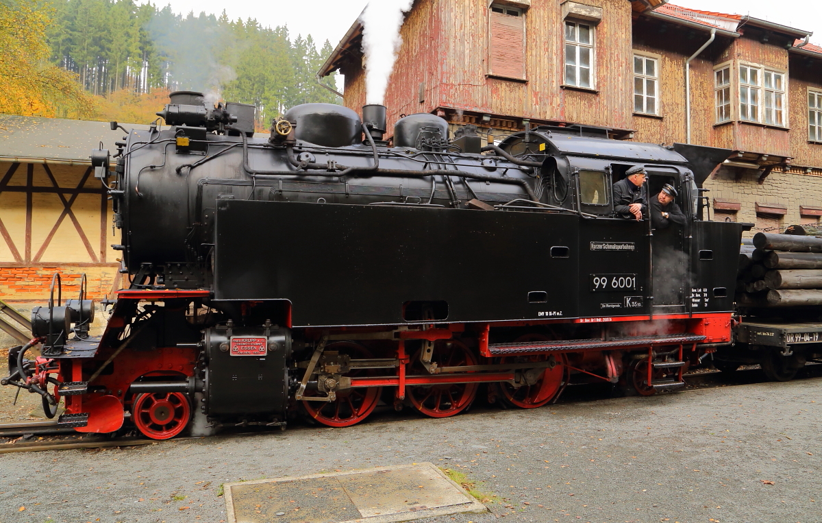 Als wir am 23.10.2016 mit unserem IG HSB-Sonderzug aus Harzgerode kommend in den Bahnhof Alexisbad einfuhren, sahen wir auch 99 6001 mit unserem Foto-Güterzug wieder. Hier wartet man schon auf die nächste Aktion des Tages, die Doppelausfahrt beider Sonderzüge. Zuvor muß aber noch 99 5901 an unserem Personenzug umsetzen.