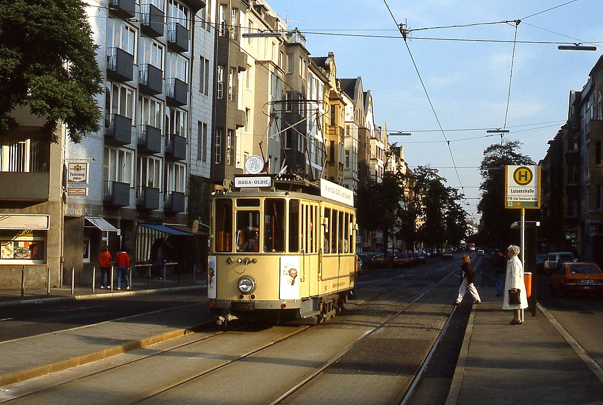 Als Zubringer zur Bundesgartenschau 1987 in Düsseldorf wurde auch der älteste Rheinbahn-Museumswagen, der  Fünffensterwagen  587 von 1921, eingesetzt, hier an der Haltestelle Luisenstraße