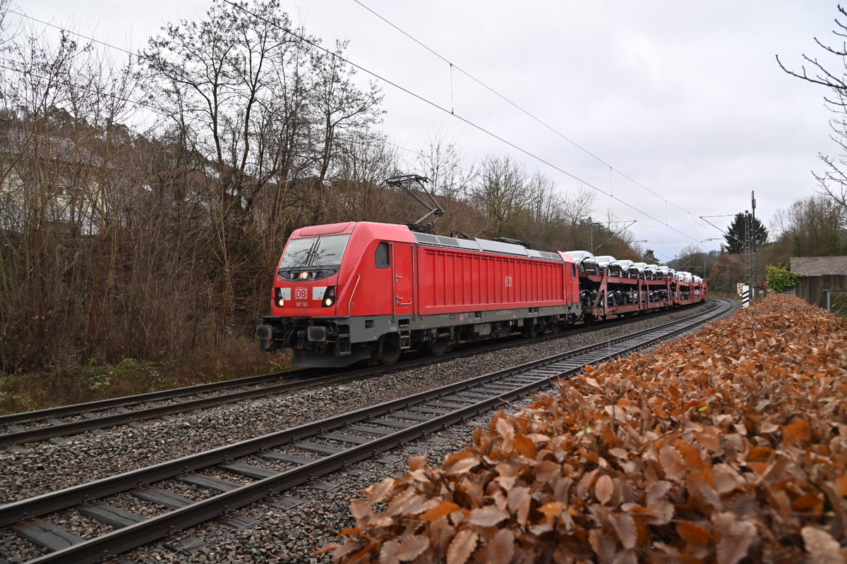 Als Zugmaschine des Millionenzugs ist am heutigen 22.Dezember 2020 ist die 187 161 vorgespannt zusehen in Neckargerach. 