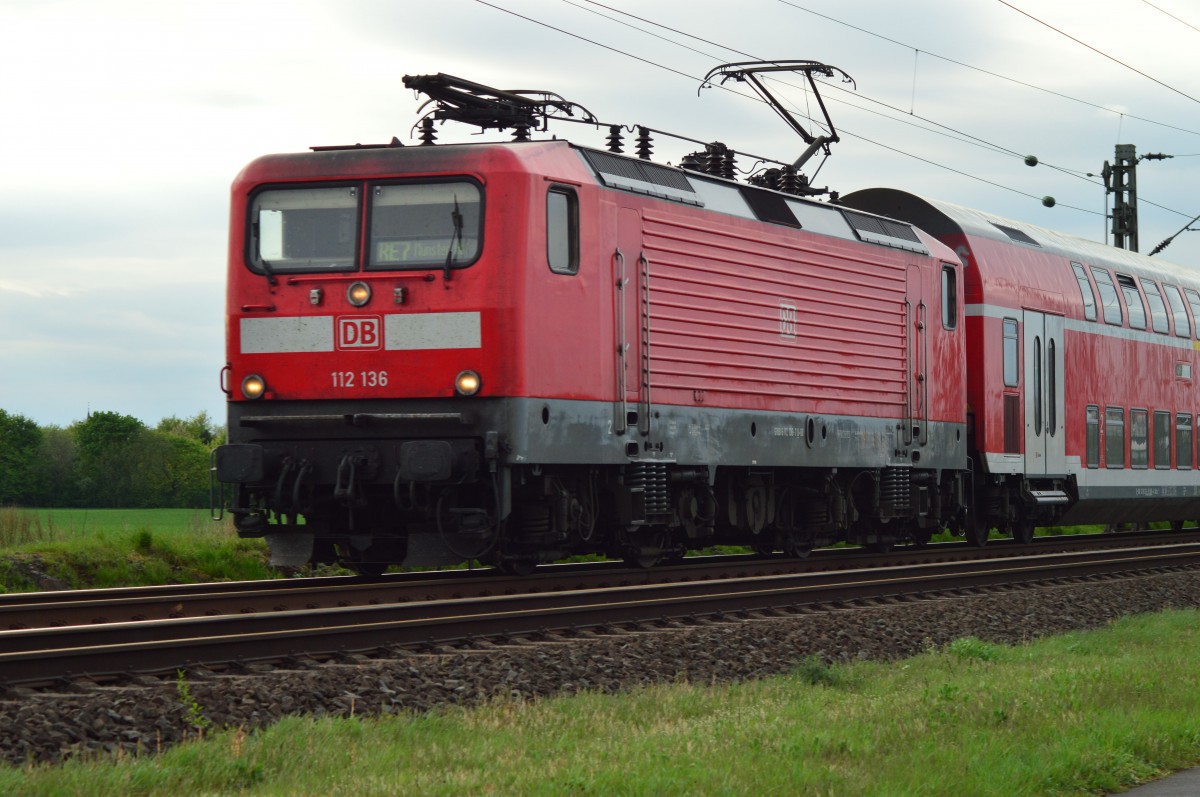 Als Zugmaschine eines RE7 ist die 112 136 am Abend des 6.4.2014 zwischen Elvekum und Norf unterwegs.